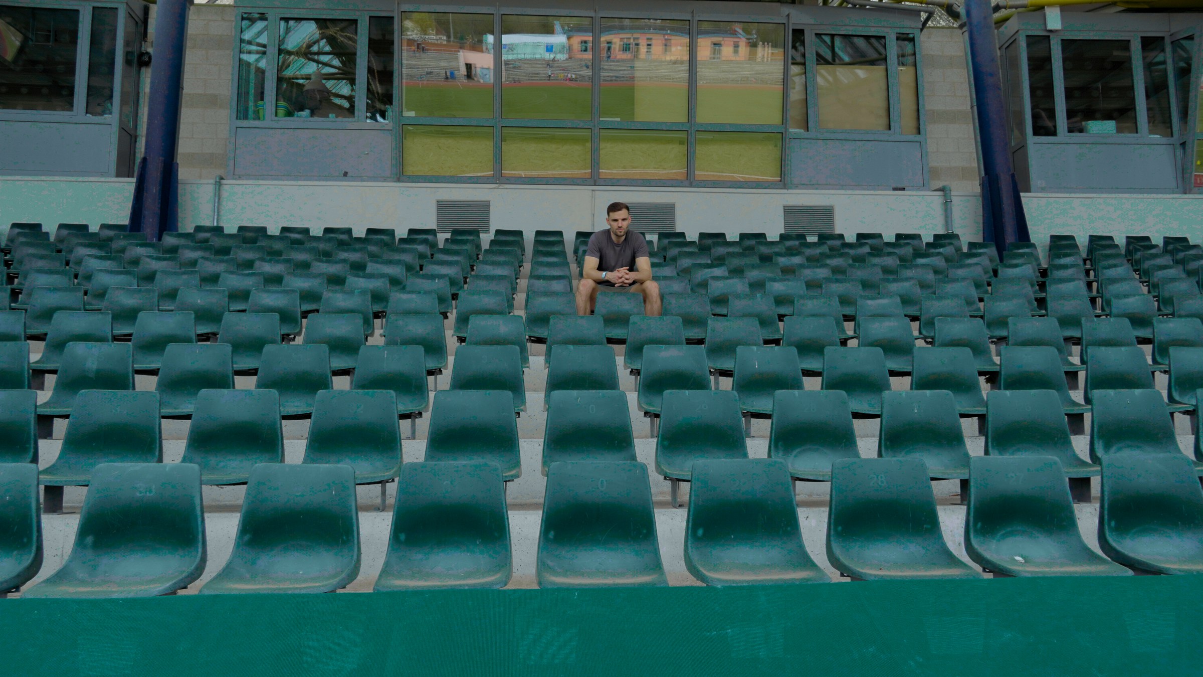 Philipp Sprung sitzt allein in einem leeren Stadion – Jahnstadion Göttingen